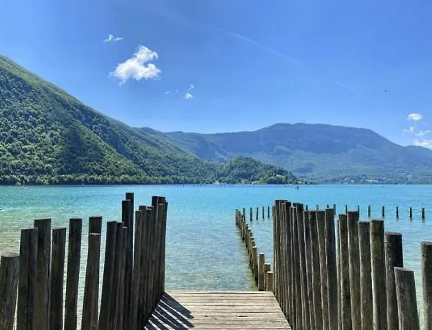 Elegance Au Bord De L\'Eau