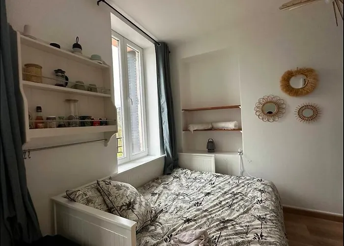 Elegance Au Bord De L\'Eau